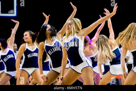 Philadelphie, Pennsylvanie, USA. 9 mai, 2014. 10 décembre 2017 : l'équipe de danse de Villanova divertit la foule pendant le match entre les Wildcats de Villanova et explorateurs La Salle au Wells Fargo Center le 10 décembre 2017 à Philadelphie, PA. ( Photo de Scott Serio/ESW/CSM/Alamy Live News Banque D'Images