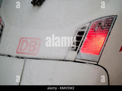 Francfort/Main, Allemagne - 10 déc 2017 : nez couvert de neige de glace d'un train à la gare principale de Francfort. Le début de l'hiver avec de fortes chutes de neige jusque dans les plaines de l'Allemagne a causé des retards de train intercity allemand le trafic. Certains trains ICE comme celui-ci à la gare principale de Francfort ont atteint leur destination finale qu'avec un retard de plusieurs heures et des centaines d'strandred les voyageurs en transit. Crédit : Erik Tham / Alamy Live News Banque D'Images