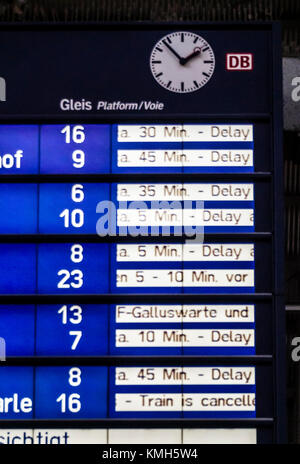 Francfort/Main, Allemagne - 10 déc 2017 : l'horaire de départ du train à la gare principale de Francfort montre des retards massifs et de nombreuses annulations de train. Le début de l'hiver avec de fortes chutes de neige jusque dans les plaines de l'Allemagne a causé des retards pour le trafic européen train intercity. Certains trains ont atteint leur destination finale qu'avec un retard de plusieurs heures et des centaines d'strandred les voyageurs en transit. Crédit : Erik Tham / Alamy Live News Banque D'Images
