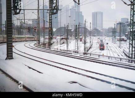 Francfort/Main, Allemagne - 10 déc 2017 : un train de glace quitte la piste couverte de neige domaine de la gare principale de Francfort. Le début de l'hiver avec de fortes chutes de neige jusque dans les plaines de l'Allemagne a causé des retards pour le trafic de trains intercity allemand. Certains trains comme ici à la gare principale de Francfort ont atteint leur destination finale qu'avec un retard de plusieurs heures et des centaines d'strandred les voyageurs en transit. Crédit : Erik Tham / Alamy Live News Banque D'Images