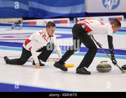 Pilsen, République tchèque. Déc 10, 2017. Johnny Frederiksen du Danemark (L) jette la pierre au cours d'un match de qualification olympique de curling aux Jeux Olympiques d'hiver de 2018 à Pyeongchang entre les équipes du Danemark et de la République tchèque de Pilsen, en République tchèque, le 10 décembre 2017. Credit : Shan Yuqi/Xinhua/Alamy Live News Banque D'Images