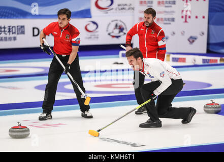 Pilsen, République tchèque. Déc 10, 2017. Rasmus Stjerne du Danemark (avant) fait concurrence au cours d'un match de qualification olympique de curling aux Jeux Olympiques d'hiver de 2018 à Pyeongchang entre les équipes du Danemark et de la République tchèque de Pilsen, en République tchèque, le 10 décembre 2017. Credit : Shan Yuqi/Xinhua/Alamy Live News Banque D'Images