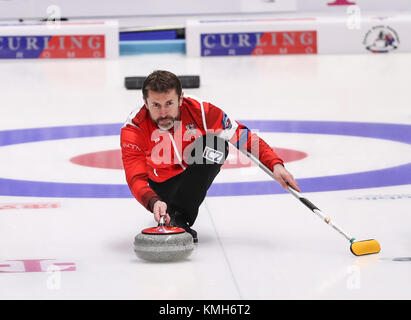 Pilsen, République tchèque. Déc 10, 2017. La République tchèque Jiri Snitil jette la pierre au cours d'un match de qualification olympique de curling aux Jeux Olympiques d'hiver de 2018 à Pyeongchang entre les équipes du Danemark et de la République tchèque de Pilsen, en République tchèque, le 10 décembre 2017. Credit : Shan Yuqi/Xinhua/Alamy Live News Banque D'Images