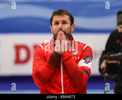 Pilsen, République tchèque. Déc 10, 2017. La République tchèque Jiri Snitil réagit après un match de qualification olympique de curling aux Jeux Olympiques d'hiver de 2018 à Pyeongchang entre les équipes du Danemark et de la République tchèque de Pilsen, en République tchèque, le 10 décembre 2017. Credit : Shan Yuqi/Xinhua/Alamy Live News Banque D'Images