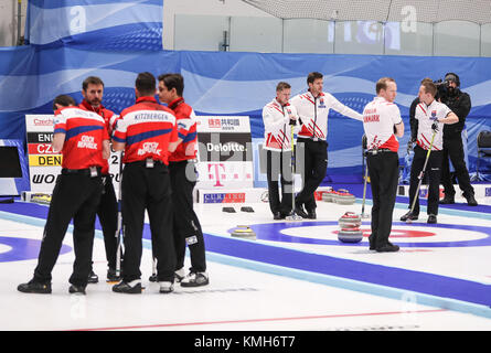 Pilsen, République tchèque. Déc 10, 2017. Les joueurs parlent pendant un match de qualification olympique de curling aux Jeux Olympiques d'hiver de 2018 à Pyeongchang entre les équipes du Danemark et de la République tchèque de Pilsen, en République tchèque, le 10 décembre 2017. Credit : Shan Yuqi/Xinhua/Alamy Live News Banque D'Images