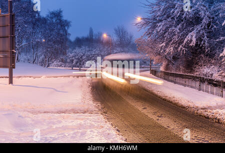 Queensway Road, Telford, Royaume-Uni.10 Décembre 2017. La conduite dangereuse après les fortes chutes de neige Banque D'Images