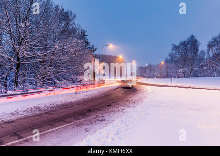 Telford, Royaume-Uni.10 Décembre 2017. Au rond-point à Queensway Road conditions de conduite difficiles après la deuxième vague de forte snowall Banque D'Images