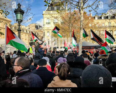 Paris, France. 09Th Dec, 2017. 2017 - 9 décembre, Paris, France : Les gens se sont réunis à la place de la République à Paris France pour protester contre Israël et le Premier Ministre Netanyahu rencontre avec Emmanuel Macron. Crédit : Guillaume Louyot/Alamy Live News Banque D'Images