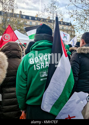 Paris, France. 09Th Dec, 2017. 2017 - 9 décembre, Paris, France : Les gens se sont réunis à la place de la République à Paris France pour protester contre Israël et le Premier Ministre Netanyahu rencontre avec Emmanuel Macron. Crédit : Guillaume Louyot/Alamy Live News Banque D'Images