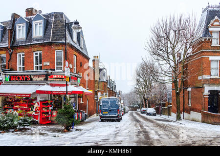 Highgate, Londres, Royaume-Uni. 10 décembre 2017. La neige provoque une perturbation de voyage mais apporte une atmosphère de fête à Highgate dans le nord de Londres, UK Banque D'Images