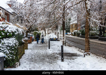 Highgate, Londres, Royaume-Uni. 10 décembre 2017. La neige provoque une perturbation de voyage mais apporte une atmosphère de fête à Highgate dans le nord de Londres, UK Banque D'Images