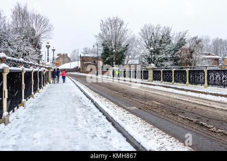 Highgate, Londres, Royaume-Uni. 10 décembre 2017. La neige provoque une perturbation de voyage mais apporte une atmosphère de fête à Highgate dans le nord de Londres, UK Banque D'Images