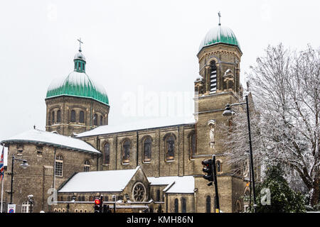 Highgate, Londres, Royaume-Uni. 10 décembre 2017. La neige provoque une perturbation de voyage mais apporte une atmosphère de fête à Highgate dans le nord de Londres, UK Banque D'Images