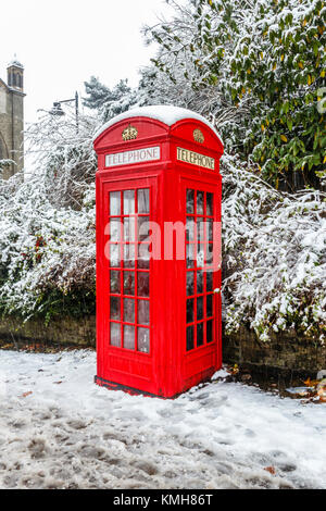 Highgate, Londres, Royaume-Uni. 10 décembre 2017. La neige provoque une perturbation de voyage mais apporte une atmosphère de fête à Highgate dans le nord de Londres, UK Banque D'Images