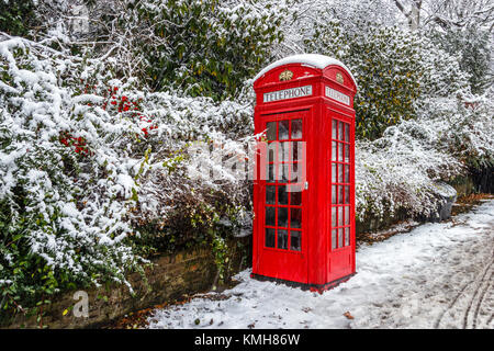 Highgate, Londres, Royaume-Uni. 10 décembre 2017. La neige provoque une perturbation de voyage mais apporte une atmosphère de fête à Highgate dans le nord de Londres, UK Banque D'Images