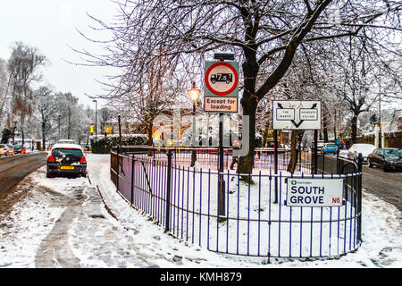 Highgate, Londres, Royaume-Uni. 10 décembre 2017. La neige provoque une perturbation de voyage mais apporte une atmosphère de fête à Highgate dans le nord de Londres, UK Banque D'Images