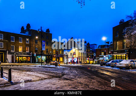 Highgate, Londres, Royaume-Uni. 10 décembre 2017. La neige provoque une perturbation de voyage mais apporte une atmosphère de fête à Highgate dans le nord de Londres, UK Banque D'Images