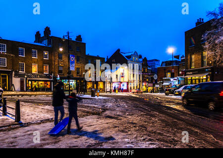 Highgate, Londres, Royaume-Uni. 10 décembre 2017. La neige provoque une perturbation de voyage mais apporte une atmosphère de fête à Highgate dans le nord de Londres, UK Banque D'Images