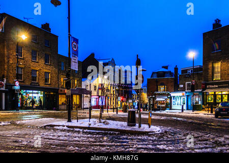 Highgate, Londres, Royaume-Uni. 10 décembre 2017. La neige provoque une perturbation de voyage mais apporte une atmosphère de fête à Highgate dans le nord de Londres, UK Banque D'Images