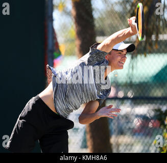 Plantation, Florida, USA. Déc 10, 2017. Tomas MACHAC (CZE) sert au cours de la finale du double de l'Orange Bowl 2017 Championnat International de Tennis 18s garçons contre Nicolas MEJIA (COL) et Uisung PARK (KOR), joué à la Frank Veltri Tennis Center à Plantation, en Floride, aux États-Unis. Mario Houben/CSM/Alamy Live News Banque D'Images