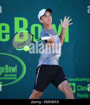 Plantation, Florida, USA. Déc 10, 2017. Tomas MACHAC (CZE) joue au cours de la finale du double de l'Orange Bowl 2017 Championnat International de Tennis 18s garçons contre Nicolas MEJIA (COL) et Uisung PARK (KOR), joué à la Frank Veltri Tennis Center à Plantation, en Floride, aux États-Unis. Mario Houben/CSM/Alamy Live News Banque D'Images