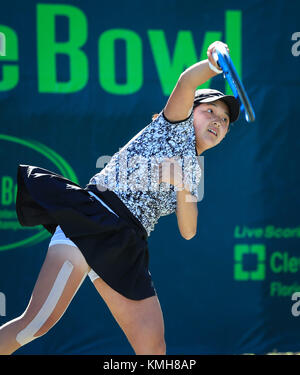 Plantation, Florida, USA. Déc 10, 2017. L'ONSA SATO (JPN) sert au cours de la finale du double de l'Orange Bowl 2017 Championnat International de Tennis - filles de 18 ans, contre Yasmine MANSOURI (FRA) et Yuki NAITO (JPN), joué à la Frank Veltri Tennis Center à Plantation, en Floride, aux États-Unis. Mario Houben/CSM/Alamy Live News Banque D'Images