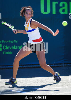 Plantation, Florida, USA. Déc 10, 2017. Yasmine MANSOURI (FRA) joue au cours de la finale du double de l'Orange Bowl 2017 Championnat International de Tennis - 18s filles contre Joanna GARLAND (TPE) et l'ONSA SATO (JPN), joué à la Frank Veltri Tennis Center à Plantation, en Floride, aux États-Unis. Mario Houben/CSM/Alamy Live News Banque D'Images