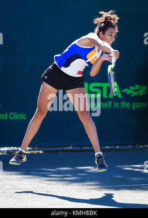 Plantation, Florida, USA. Déc 10, 2017. Yasmine MANSOURI (FRA) sert au cours de la finale du double de l'Orange Bowl 2017 Championnat International de Tennis - 18s filles contre Joanna GARLAND (TPE) et l'ONSA SATO (JPN), joué à la Frank Veltri Tennis Center à Plantation, en Floride, aux États-Unis. Mario Houben/CSM/Alamy Live News Banque D'Images