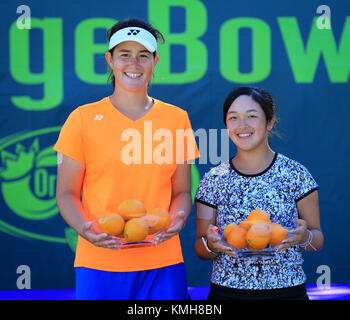 Plantation, Florida, USA. Déc 10, 2017. Joanna GARLAND (TPE) et l'ONSA SATO (JPN) posent avec leurs trophées championnat des filles Doubles 18s - Orange Bowl 2017 Championnat International de Tennis, joué à la Frank Veltri Tennis Center à Plantation, en Floride, aux États-Unis. Mario Houben/CSM/Alamy Live News Banque D'Images