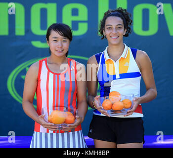 Plantation, Florida, USA. Déc 10, 2017. Yuki NAITO (JPN) et Yasmine MANSOURI (FRA) posent avec leurs trophées de la deuxième place de la 18s filles doubles - 2017 Championnat International de Tennis Orange Bowl, joué à la Frank Veltri Tennis Center à Plantation, en Floride, aux États-Unis. Mario Houben/CSM/Alamy Live News Banque D'Images