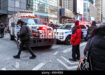 New York, USA. Dec 11, 2017. Répondre à la police a signalé une explosion à la Port Authority Bus Terminal, le 11 décembre 2017 à New York. Quatre personnes ont été blessées lundi dans l'explosion qui a secoué une station de métro au cœur de Manhattan, à ce que dit le maire de la ville a été une tentative d'attaque terroriste." L'explosion -- qui a eu lieu à la station au Port Authority Bus Terminal, non loin de la célèbre New York Times Square -- a déclenché la panique de banlieue et les perturbations. (PHOTO : VANESSA CARVALOH/BRÉSIL PHOTO PRESSE) Credit : Brésil Photo Presse/Alamy Live News Banque D'Images