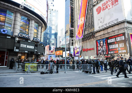 New York, États-Unis. Dec 11, 2017. Répondre à la police a signalé une explosion à la Port Authority Bus Terminal, le 11 décembre 2017 à New York. Quatre personnes ont été blessées lundi dans l'explosion qui a secoué une station de métro au cœur de Manhattan, à ce que dit le maire de la ville a été une tentative d'attaque terroriste." L'explosion -- qui a eu lieu à la station au Port Authority Bus Terminal, non loin de la célèbre New York Times Square -- a déclenché la panique de banlieue et les perturbations. (PHOTO : VANESSA CARVALOH/BRÉSIL PHOTO PRESSE) Credit : Brésil Photo Presse/Alamy Live News Banque D'Images