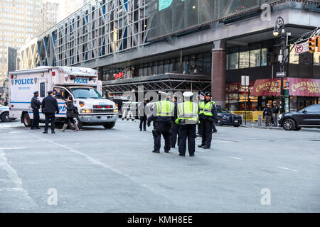 New York, États-Unis. Dec 11, 2017. Répondre à la police a signalé une explosion à la Port Authority Bus Terminal, le 11 décembre 2017 à New York. Quatre personnes ont été blessées lundi dans l'explosion qui a secoué une station de métro au cœur de Manhattan, à ce que dit le maire de la ville a été une tentative d'attaque terroriste." L'explosion -- qui a eu lieu à la station au Port Authority Bus Terminal, non loin de la célèbre New York Times Square -- a déclenché la panique de banlieue et les perturbations. (PHOTO : VANESSA CARVALOH/BRÉSIL PHOTO PRESSE) Credit : Brésil Photo Presse/Alamy Live News Banque D'Images