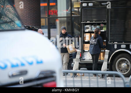 New York, USA. Dec 11, 2017. Preuve Les membres de l'équipe d'intervention du FBI travaillent près des lieux d'une explosion dans la ville de New York, États-Unis, le 11 décembre, 2017. Quatre personnes ont été blessées dans une explosion dans une zone de passage près de Times Square, Manhattan à New York City tôt lundi matin. Credit : Wang Ying/Xinhua/Alamy Live News Banque D'Images