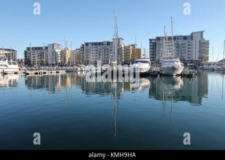 Eastbourne, Royaume-Uni. 12Th Dec 2017. Météo britannique. Les résidents de Port souverain à Eastbourne profiter d'un matin ensoleillé mais froid. Eastbourne, East Sussex, UK Crédit : Ed Brown/Alamy Live News Banque D'Images