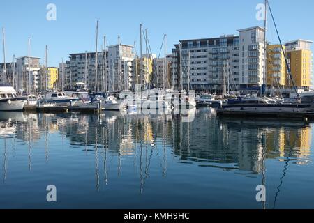 Eastbourne, Royaume-Uni. 12Th Dec 2017. Météo britannique. Les résidents de Port souverain à Eastbourne profiter d'un matin ensoleillé mais froid. Eastbourne, East Sussex, UK Crédit : Ed Brown/Alamy Live News Banque D'Images