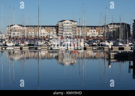 Eastbourne, Royaume-Uni. 12Th Dec 2017. Météo britannique. Les résidents de Port souverain à Eastbourne profiter d'un matin ensoleillé mais froid. Eastbourne, East Sussex, UK Crédit : Ed Brown/Alamy Live News Banque D'Images