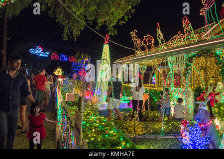 Sydney, Australie - 11 décembre 2017 : Lumière de Noël afficher situé au 191 Burwood Road, Concord. La banlieue de Concord est situé à 15 kilomètres à l'ouest du quartier central des affaires de Sydney. Credit : mjmediabox/Alamy Live News Banque D'Images