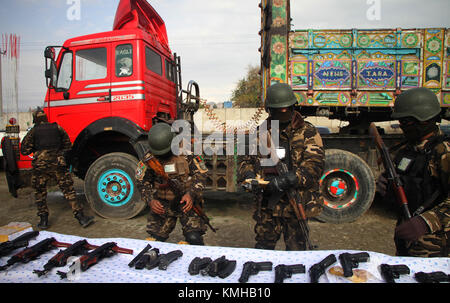 Nangarhar, Afghanistan. 13 Décembre, 2017. Les forces de sécurité afghanes ont saisi l'affichage des munitions et d'armes dans la ville de Jalalabad, la province de Nangarhar, Afghanistan, le 13 décembre 2017. Les forces de sécurité afghanes ont saisi les munitions, armes lors d'une opération militaire à Nangarhar mardi soir, un fonctionnaire local, a déclaré mercredi. Credit : Rahman Safi/Xinhua/Alamy Live News Banque D'Images