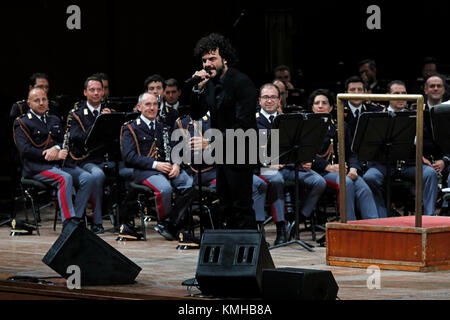 Rome, Italie - 11 décembre 2017 : le chanteur Francesco Renga sur la scène de l'Auditorium Parco della Musica, à l'occasion du concert de la bande de la Police d'État, 'Être là toujours, avec de la musique et des mots". Banque D'Images