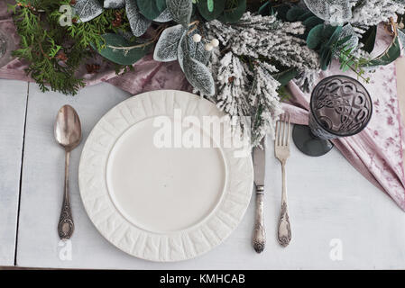 Tableau a servi pour le dîner de Noël dans la salle de séjour, vue du dessus. Banque D'Images