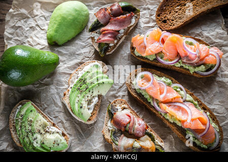 Toasts à l'avocat et garnitures différentes Banque D'Images