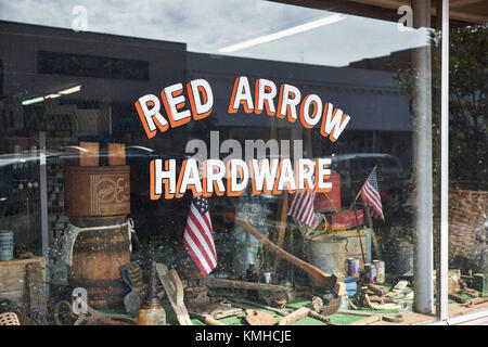 Flèche rouge dans la fenêtre Hardware Store vintage petite ville de l'Alabama rural dans le sud des Etats-Unis, Prattville Alabama USA. Banque D'Images