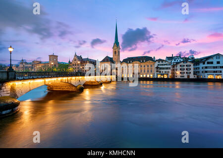 Vue panoramique du centre-ville historique avec sa célèbre église Fraumunster et rivière Limmat au lac de Zurich , au crépuscule, Canton de Zurich, Switzerl Banque D'Images