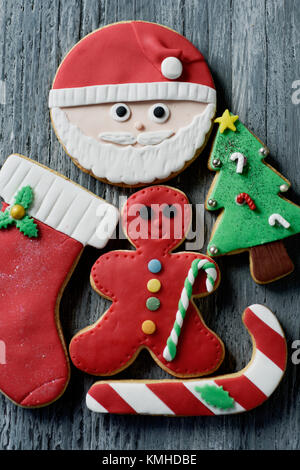 Libre de différents biscuits de Noël fait maison avec des formes différentes, comme le visage du père, un bas, un Gingerbread Man, un arbre de Noël et Banque D'Images