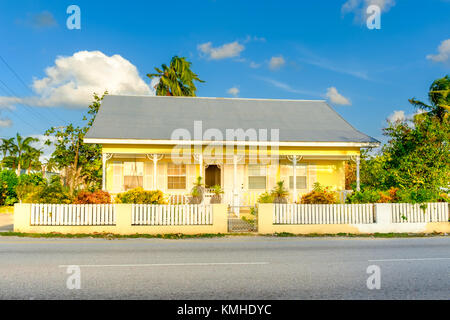 Grand Cayman, îles Caïmans, Nov 2017, maison de style des Caraïbes avec un toit en tôle ondulée et une véranda à George Town Banque D'Images