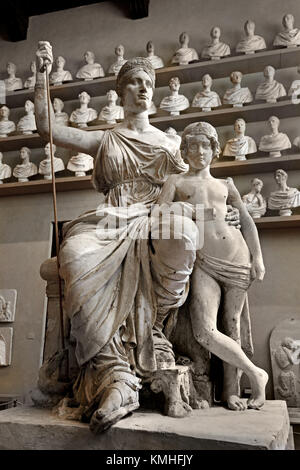 L'intérieur de la "Gipsoteca Bartolini" (Galerie des moulages en plâtre) à l'intérieur de la Galleria dell'Accademia à Florence, en Toscane, Italie. La "Gipsoteca Bartolini" présente les plus beaux moulages en plâtre du XIXe siècle par Lorenzo Bartolini, l'un des grands sculpteurs et professeurs brillants de l'Académie. La Galleria dell'Accademia di Firenze, ou "Galerie de l'Académie de Florence" Italie Italien Banque D'Images