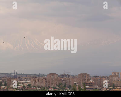 Cityscape, Yerevan Arménie, éléments en pierre de tuf rouge et le mont Ararat moindre dans la distance Banque D'Images