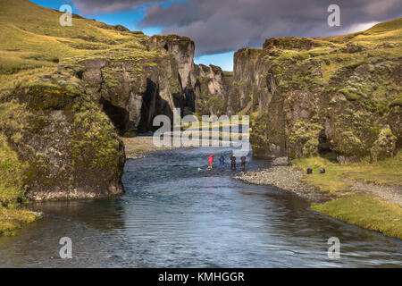 Fjaðrárgljúfur est un canyon dans le sud-est de l'Islande qui est jusqu'à 100 m de profondeur et à environ 2 kilomètres de long, avec la rivière qui coule à travers elle fjaðrá Banque D'Images