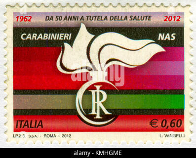 GOMEL, BÉLARUS, 4 DÉCEMBRE 2017, Timbre imprimé en Italie montre l'image des 50 ans de protection de la santé, vers 2012. Banque D'Images